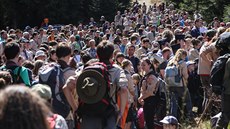 K mohyle pod Lysou horu pily v sobotu více ne dva tisíce lidí. (25. dubna...