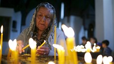 �ena zapaluje sví�ku za ob�ti arménské genocidy. (23. dubna 2015)
