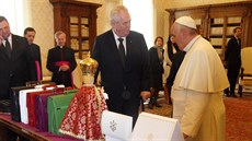 Český prezident Miloš Zeman představuje dary, které Svatému otci do Vatikánu...