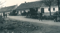 Následky opakovaných náletů stíhacích bombardérů v Miroticích 29. dubna 1945.