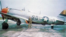 Letoun P-47 Thunderbolt z 371. stíhací skupiny, která v dubnu 1945 operovala...