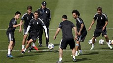Trenér Realu Madrid Carlo Ancelotti (vzadu) sleduje p�ípravu mu�stva na odvetu...