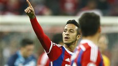 Thiago Alcántara z Bayernu oslavuje gól do sít Porta ve tvrtfinálové odvet...