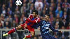 panlský záloník Thiago Alcántara z Bayernu hlavikuje pes Ivana Marcana na...
