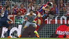 Robert Lewandowski z Bayernu hlavičkuje na bránu Porta a ve čtvrtfinále Ligy...