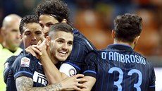 Mauro Icardi (vlevo) se spoluhrái z Interu Milán oslavuje gól v utkání italské...