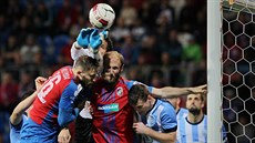 Boleslavský branká Ale Hruka zasahuje proti plzeským hlavikám Janu...