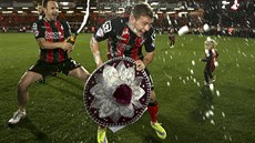 Ryan Fraser (vpravo) a Marc Pugh z AFC Bournemouth slaví po výh�e nad Boltonem...