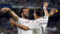 Alváro Arbeloa (vlevo) z Realu oslavuje s Javierem Hernándezem gól do sítě...