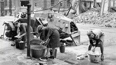 Fotka ze zničeného Berlína z července 1945. Místní ženy perou prádlo u trosek...