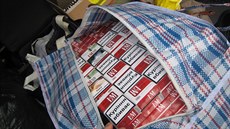 Cigarety s ukrajinskými nápisy, které objevili celníci v nákupní tace.
