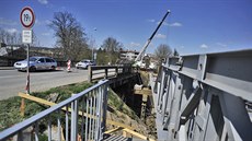 V Humpolecké ulici se celé léto bude opravovat most přes železnici, jezdit se...