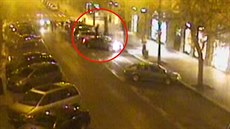 Agresivní ena v Paíské ulici skákala po stee auta