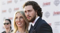 Aaron Taylor-Johnson s manelkou Sam na premiée dalího dílu série Avengers