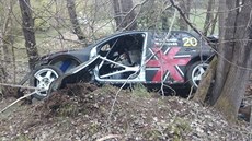 Auto, které Daniel Landa s velkou pompou p�edstavil, skon�ilo mezi stromy.