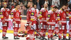 Zklamaní hokejisté Tince pebírají stíbrné medaile.