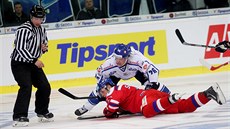 Vladimír Sobotka padá po souboji s finským soupeřem.