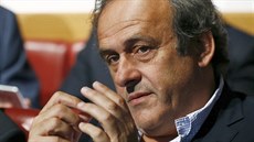 Prezident Evropské fotbalové unie Michel Platini sleduje los semifinále Ligy...