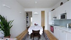 Kuchy� (kuchy�ský nábytek je z IKEA) funguje i jako obývací pokoj a jídelna.
