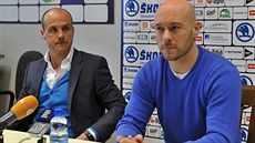 Nový sportovní manaer plzeských hokejist Tomá Vlasák (vpravo) na tiskové...