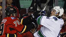 Chris Tanev (vpravo) z Vancouveru a Michael Ferland z Calgary se stetli u...