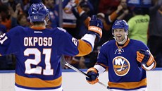 Lubomir Vioovský (vpravo) a Kyle Okposo slaví gól NY Islanders.