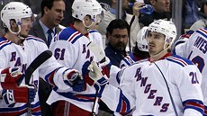 Chris Kreider slaví se spoluhrái z NY Rangers svj gól.