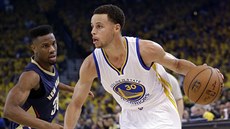 Stephen Curry (vpravo) z Golden State uniká ke koi New Orleans kolem Norrise...