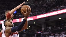 Bradley Beal (v popedí) z Washingtonu se odrazil ke koi Toronta, o blok se...