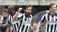 Andrea Pirlo (uprosted) z Juventusu Turín slaví svj gól proti FC Turín.