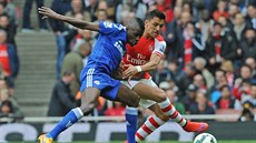 Alexis Sanchez (vpravo) z Arsenalu se petlauje s Ramiresem z Chelsea.