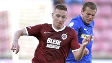 Pavel Kade�ábek (vlevo) ze Sparty utíká k brn�nské brance, nahání ho Fabián...