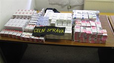 Nelegální cigarety, které Ukrajinci pašovali ve dvojitém dně zavazadel.