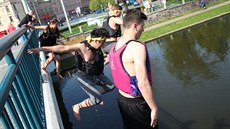 Záchrannou vestu a hop do vody. Závodníci se výšky bát nesměli.