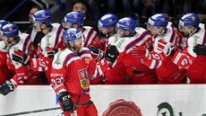 Radost eských hokejist, gratulace pijímá Jakub Voráek.