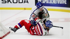 Vladimír Sobotka (dole) v souboji s finským hokejistou Attem Ohtamaou