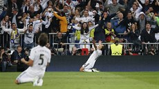 Javier Hernández (vzadu) z Realu Madrid slaví postupový gól do semifinále Ligy...