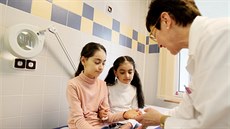 Ruské hol�i�ky Elvíra (vlevo) a Elina ukazují léka�ce Han� Bu�kové své ruce....