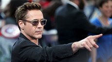 Robert Downey Jr. na londýnské premiée Avengers: Age of Ultron (21. dubna 2015)