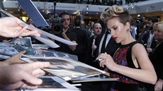 Scarlett Johanssonová se podepisuje fanoukm na londýnské premiée Avengers:...