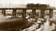 Zatkávací zkouku pilotového mostu v Blovsi u Náchoda provedly lokomotivy...