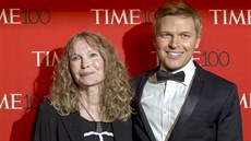 Mia Farrowová a Ronan Farrow (New York, 21. dubna 2015)