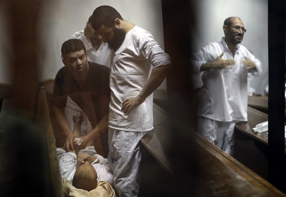 Ahmad Ismaíl, který drí v egyptském vzení hladovku, dostává nitroilní...