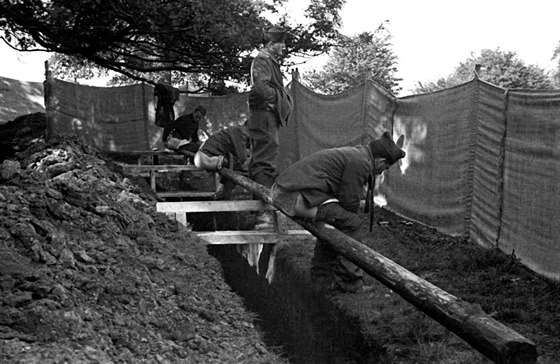 Latríny v britském Cholmondeley v lét 1940.