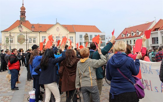 Milo Zeman koní v Brandýse svoji tídenní návtvu v kraji. Jeho odprci tam...