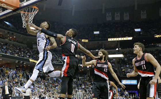 Courtney Lee z Memphisu zakonuje úspn akci na ko Portlandu. Zabránit se mu...