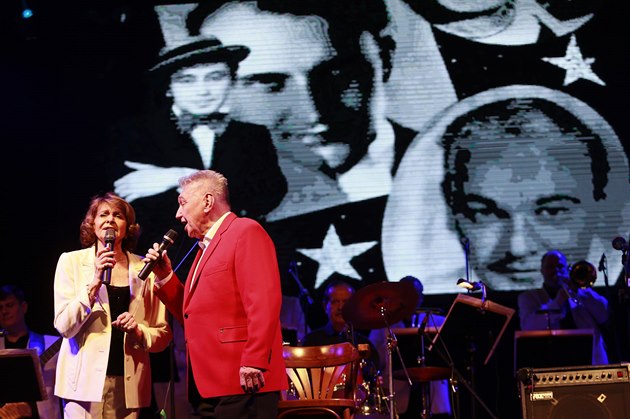 Evergreen Tour 2015, Praha, Lucerna, 29. dubna 2015: Yvetta Simonová a Josef...