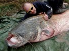 Libor Hrdobec Hrdý pi asném setkání s rybou, který kdysi ulovil na 244 cm....