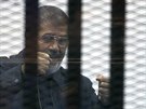 Sesazený egyptský prezident Muhammad Mursí u soudu v Káhie (28. dubna 2015).