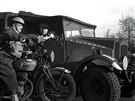 Pedávání zprávy kurýrovy na motocyklu BSA M20 pi výcviku ve Velké Británii.